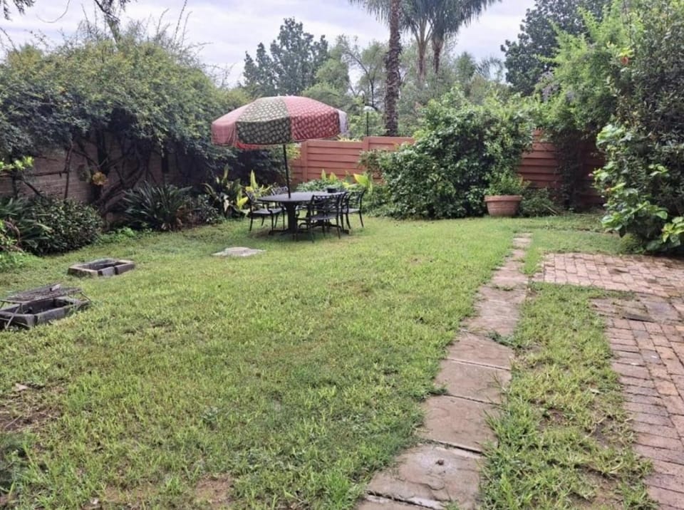 The Big 5 - Lion Bed and Breakfast in Sandton