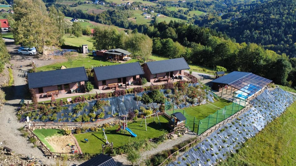 Property building, Day, Natural landscape, Bird's eye view, Mountain view
