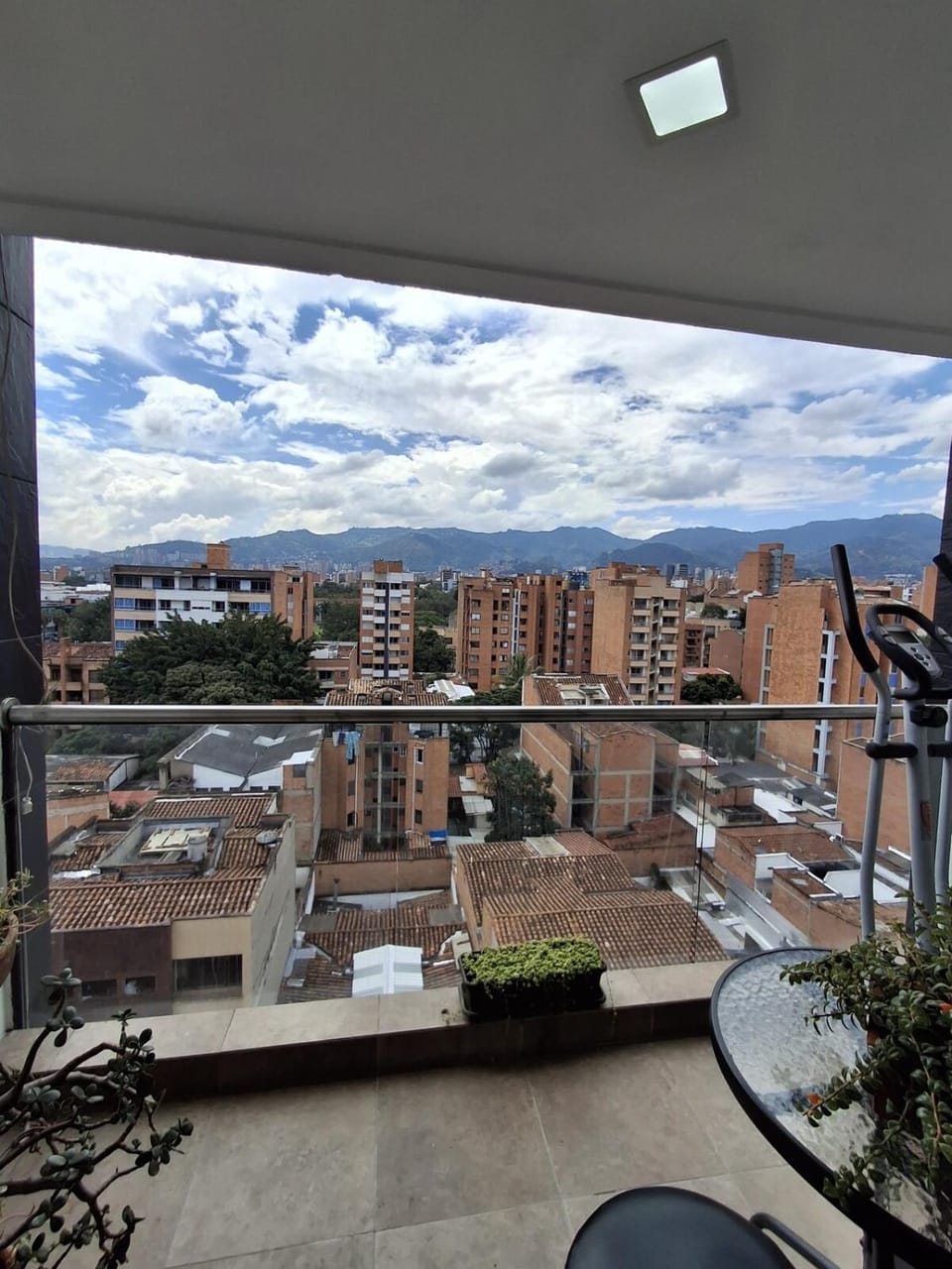 RentalsOP AN09 Apartamento en Laureles el barrio mas cool del mundo, moderno, con balcon y excelente vista Apartment in Medellin