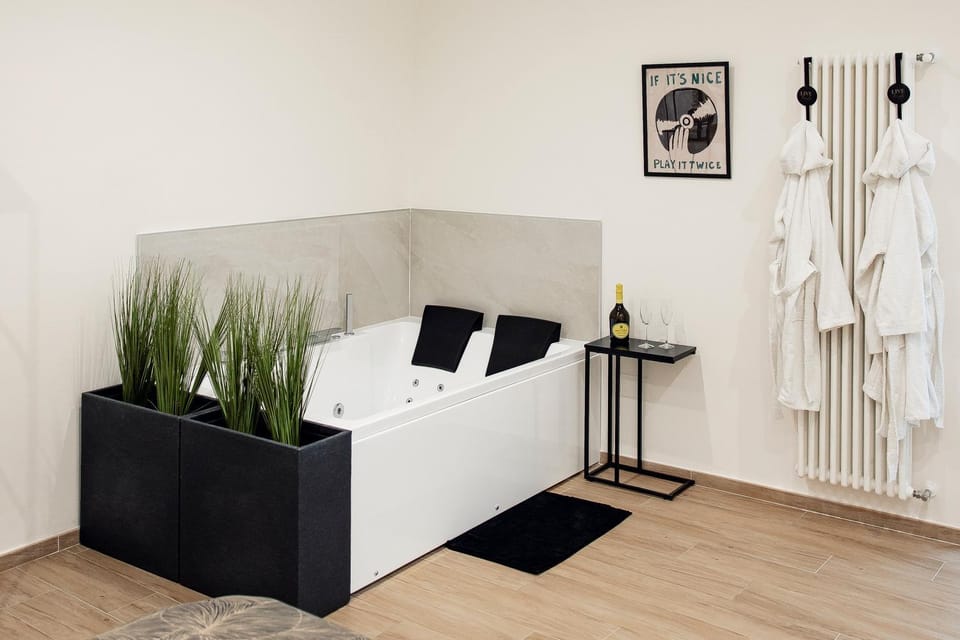 Bed, Hot Tub, Hot Tub, Photo of the whole room, Bedroom, Swimming pool, Drinks, towels
