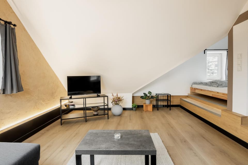 Bed, TV and multimedia, Living room, Photo of the whole room, Seating area, Bedroom