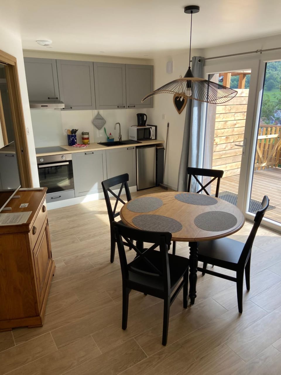 Kitchen or kitchenette, Dining area