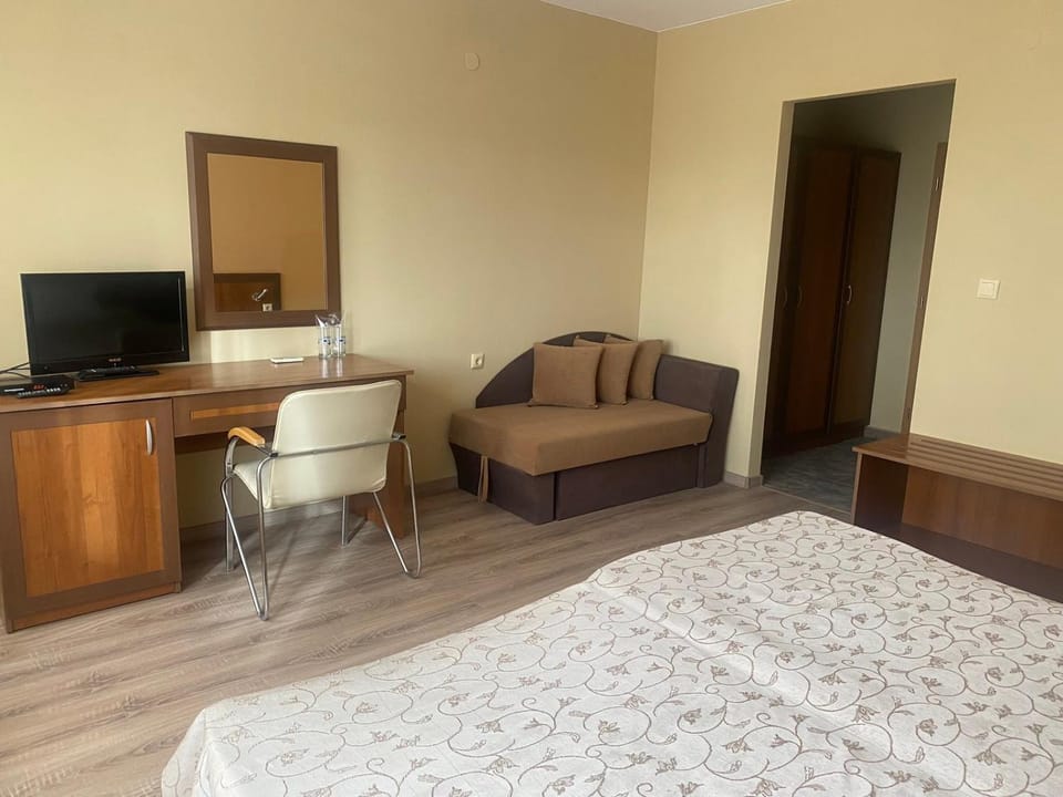 Bed, Bathroom, TV and multimedia, Photo of the whole room, Seating area, Bedroom, hair dresser, wardrobe