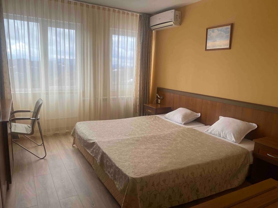 Bed, Seating area, Bedroom, air conditioner