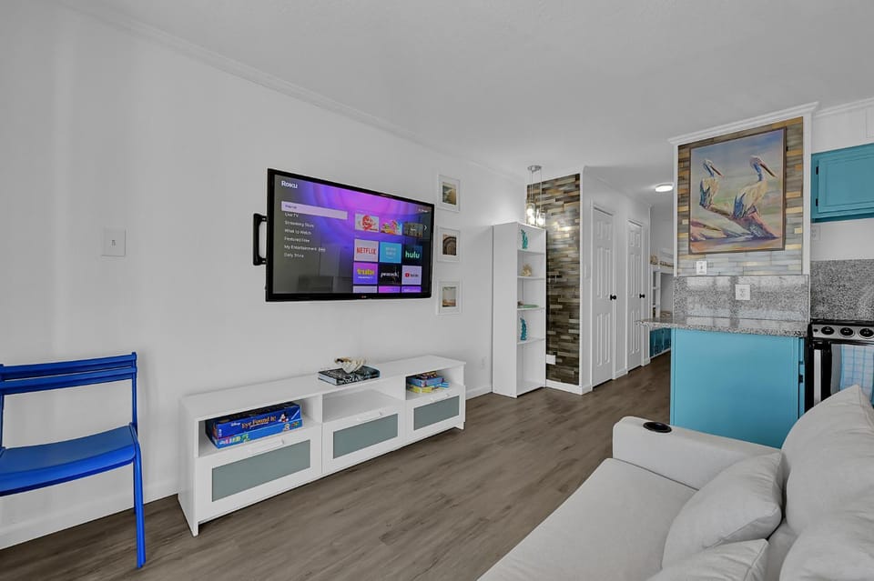 Communal lounge/ TV room, TV and multimedia, Living room, Seating area, Evening entertainment