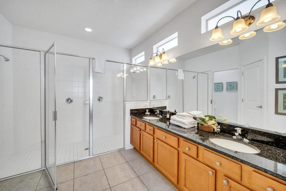 DREAM VILLA 6bd, all en-suite, pool, spa, grill, theatre Villa in Kissimmee