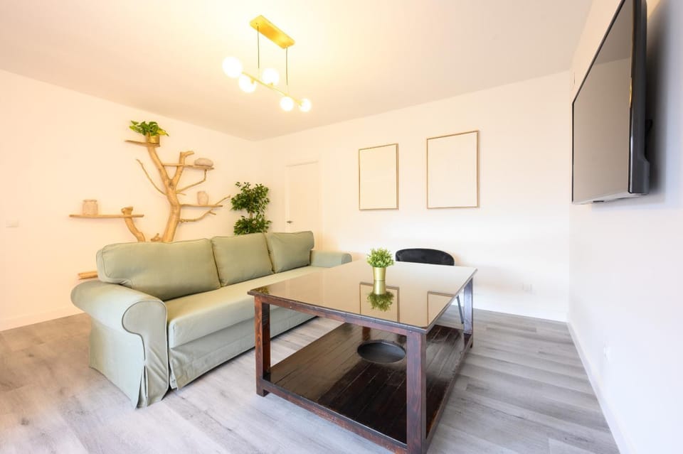 Communal lounge/ TV room, TV and multimedia, Living room, Seating area, internet, internet, air conditioner, air conditioner