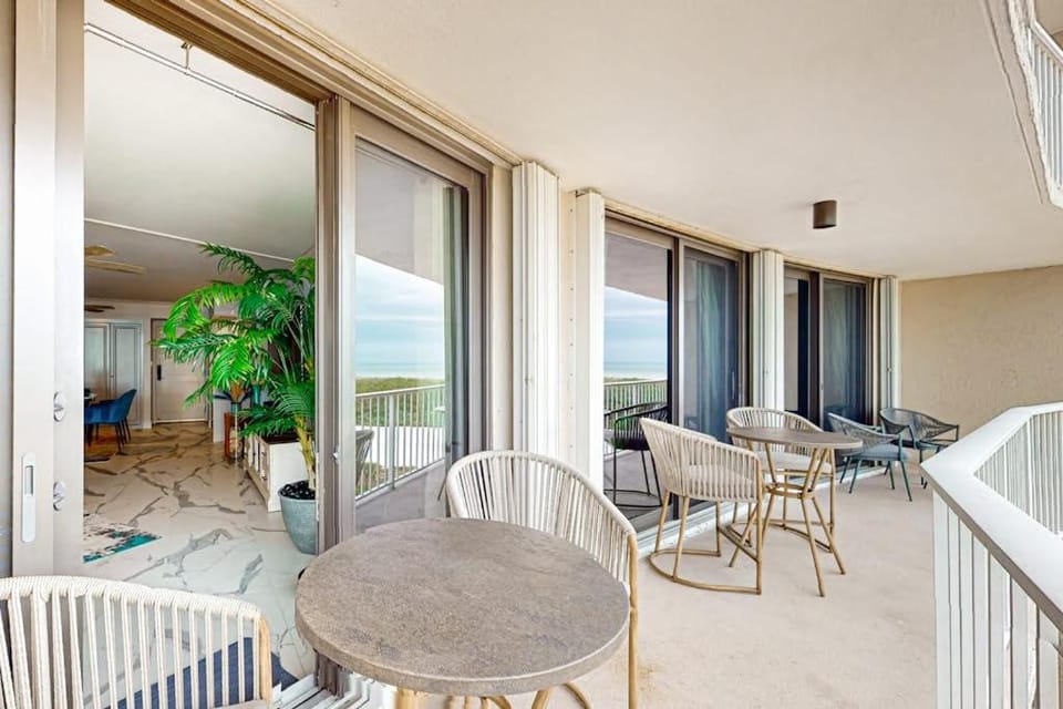 Waves & Palms Oasis House in Marco Island