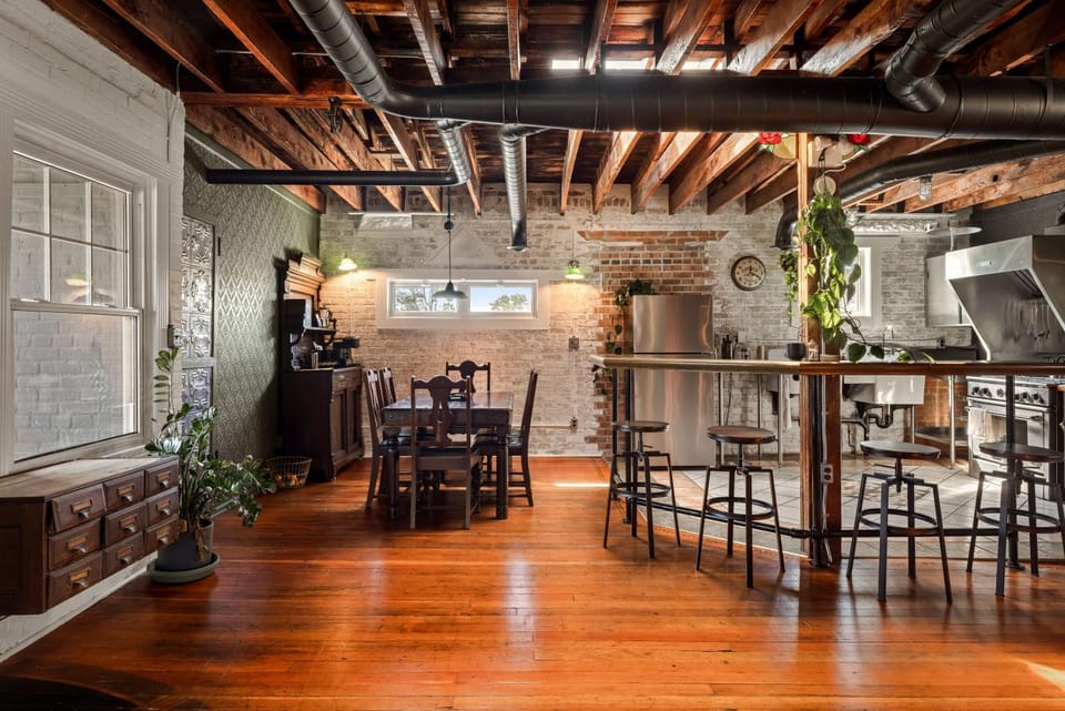 Coffee/tea facilities, Kitchen or kitchenette, Lounge or bar, Seating area