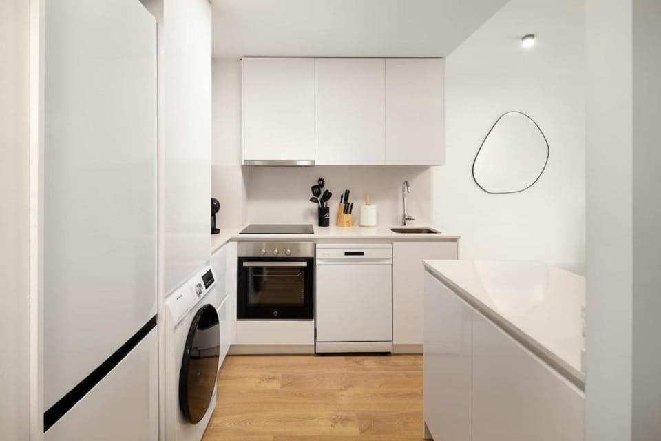 Your Sunny Retreat! Modern apt steps to the beach Apartment in Malaga