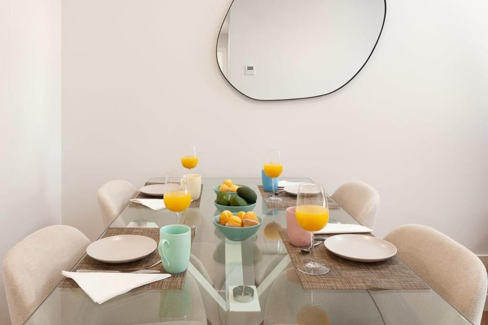 Your Sunny Retreat! Modern apt steps to the beach Apartment in Malaga