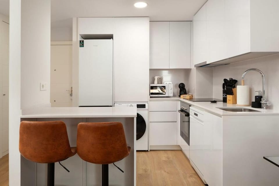 Your Sunny Retreat! Modern apt steps to the beach Apartment in Malaga