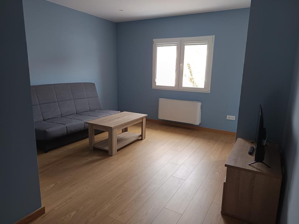Bed, TV and multimedia, Living room, Photo of the whole room, Seating area, Bedroom