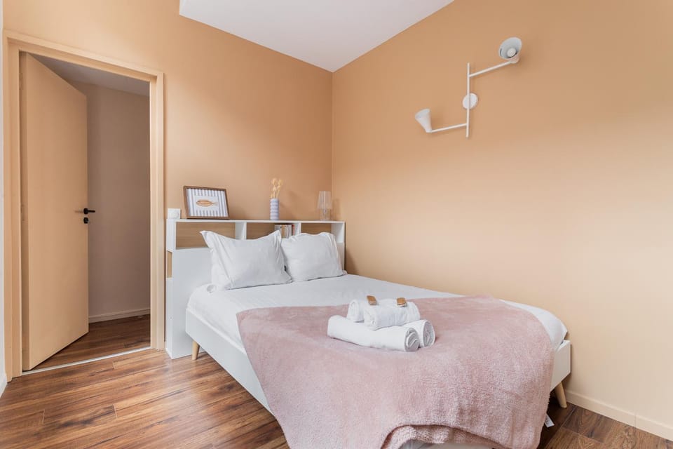 Bed, Photo of the whole room, Bedroom, towels