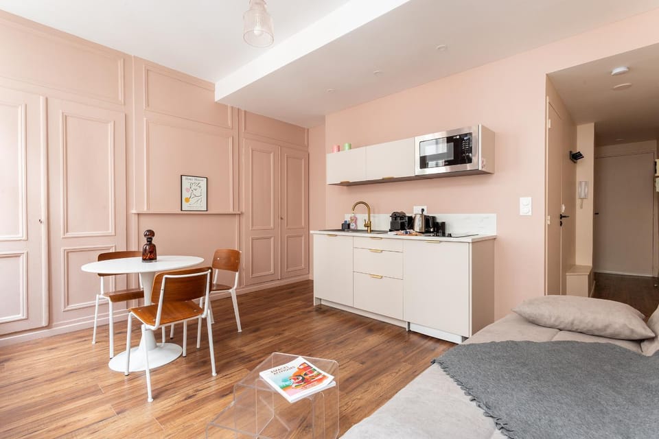 Coffee/tea facilities, Kitchen or kitchenette, Living room, Seating area, Dining area, stove