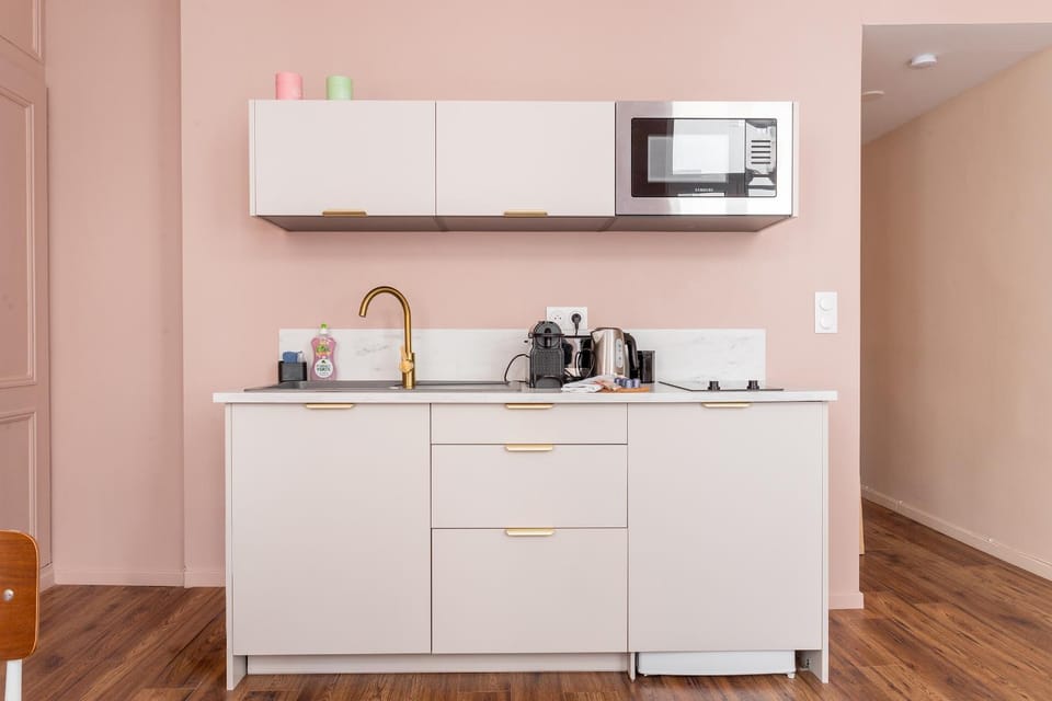 Coffee/tea facilities, Kitchen or kitchenette, stove, toaster