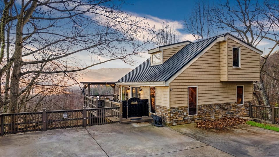 Chateau LeConte Chalet in Chalet Village