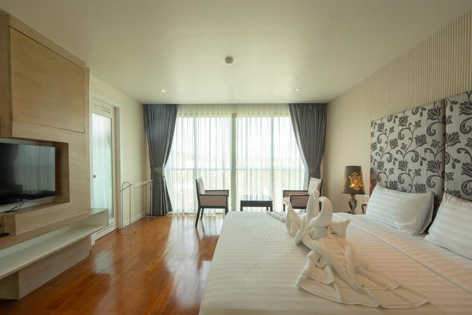 Bed, TV and multimedia, Bedroom