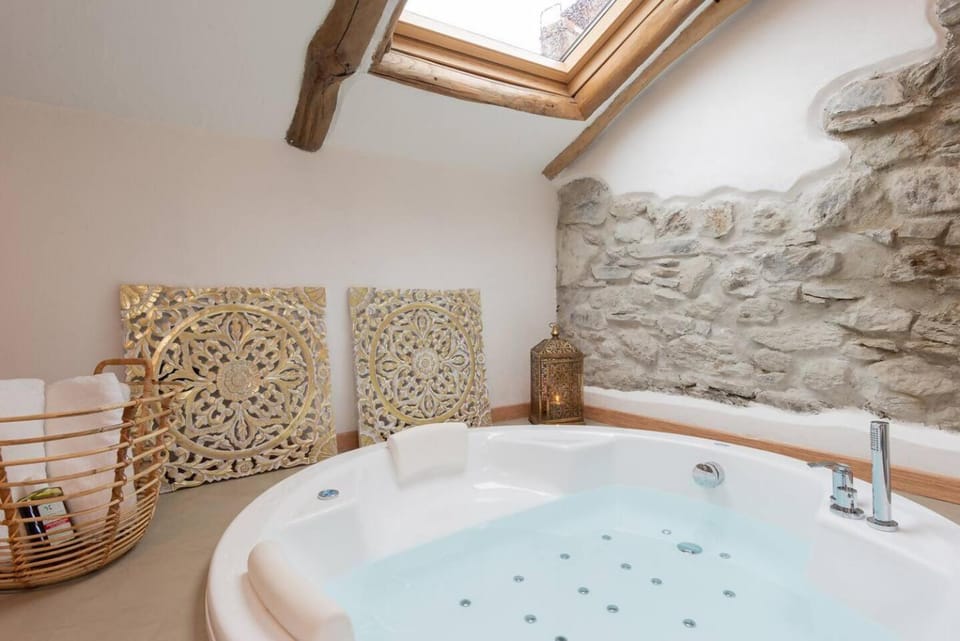 Tiny loft with jacuzzi Apartment in Bellano