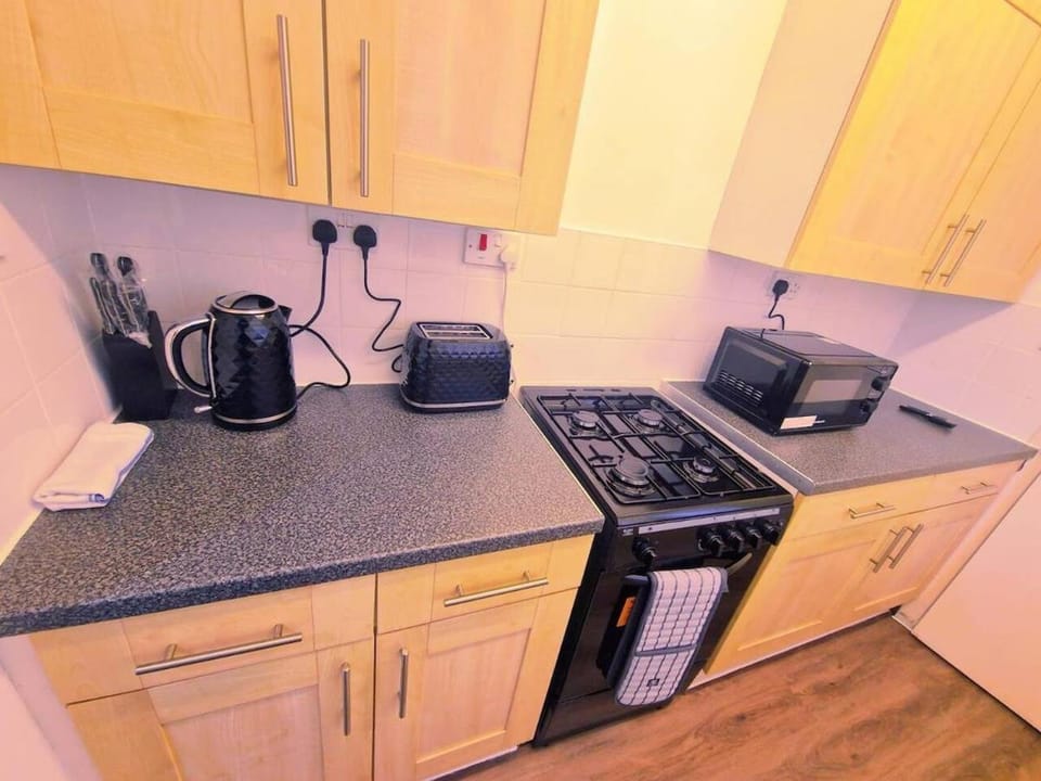 Coffee/tea facilities, Kitchen or kitchenette, stove