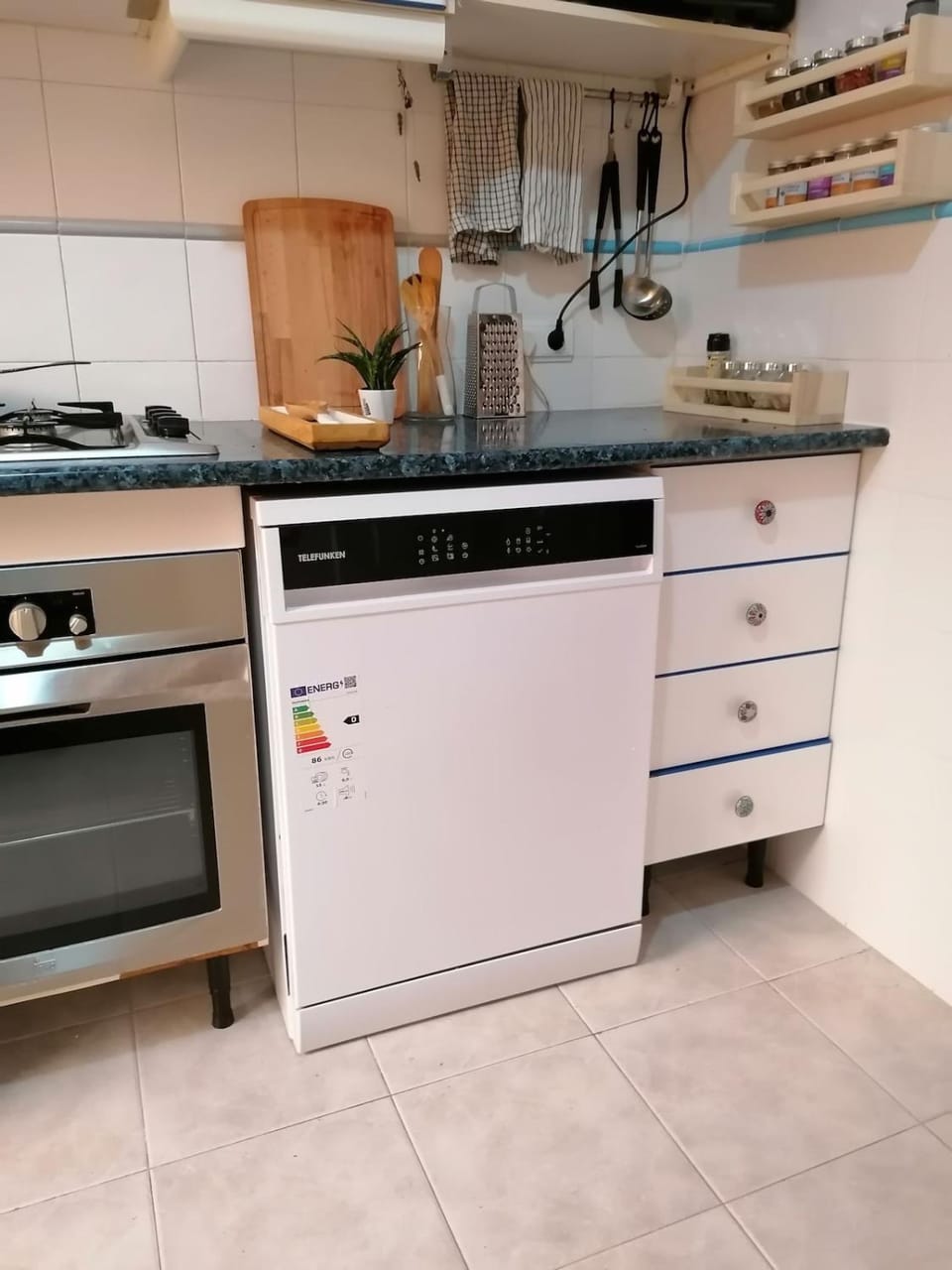 Kitchen or kitchenette, dishwasher, stove