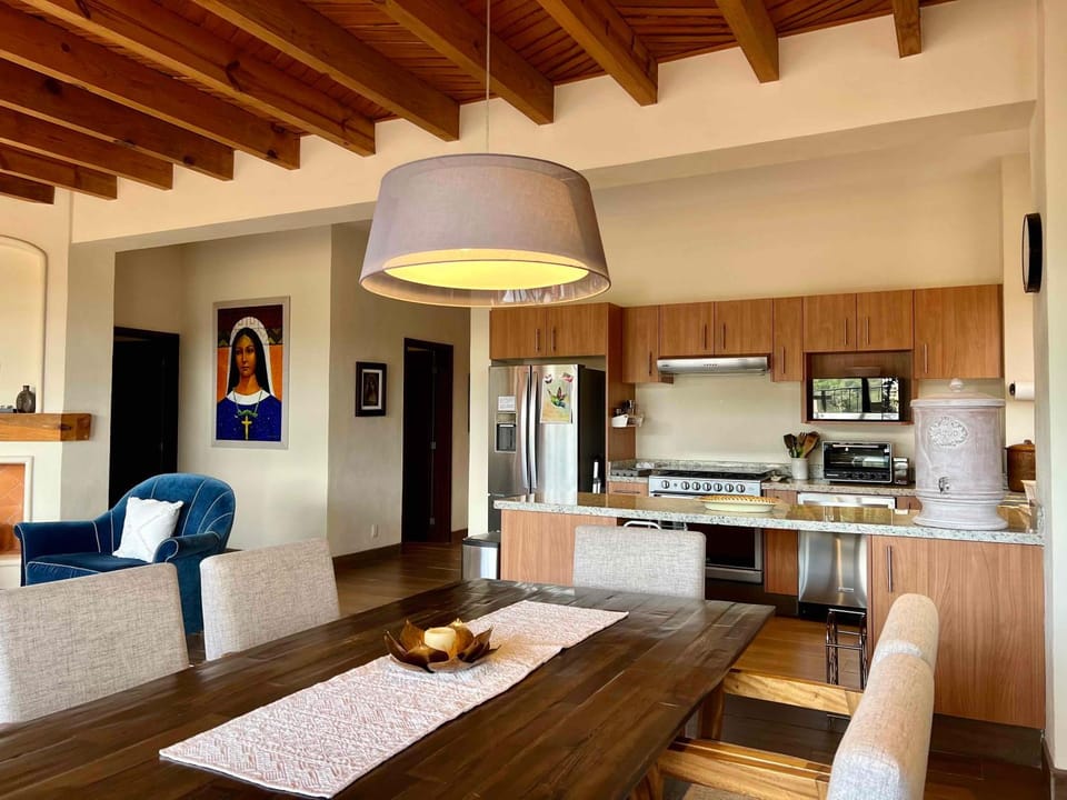 Kitchen or kitchenette, Dining area, stove