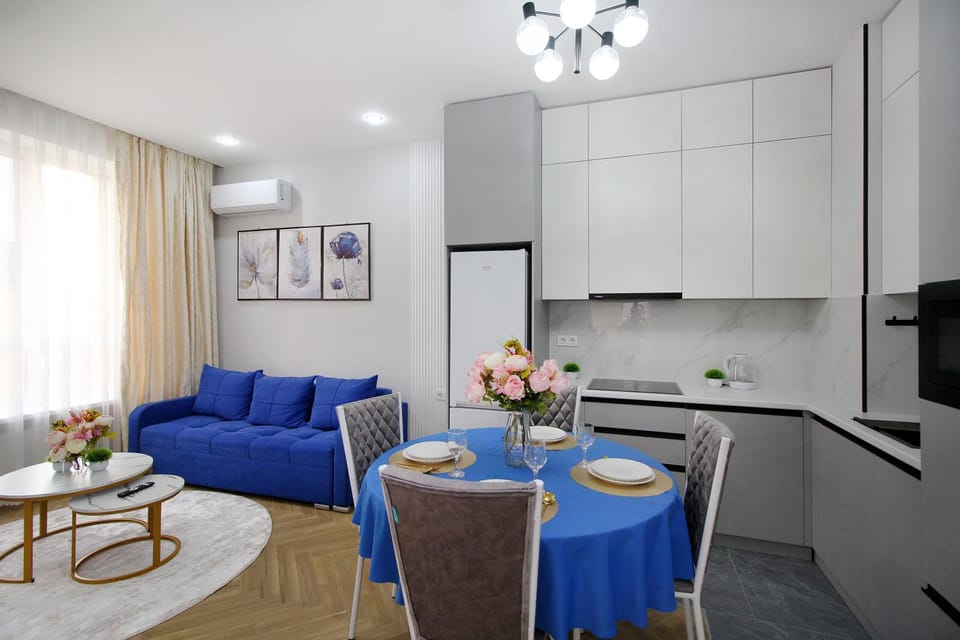 TV and multimedia, Kitchen or kitchenette, Living room, Seating area, Dining area