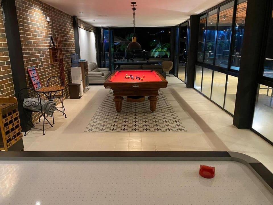 Billiard, Game Room