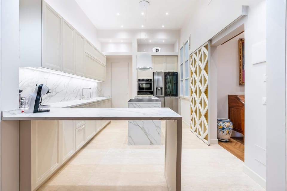Kitchen or kitchenette, dishwasher, minibar, oven, stove