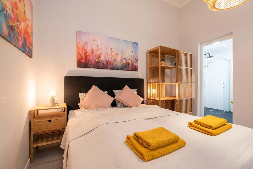 Bed, Bedroom, towels