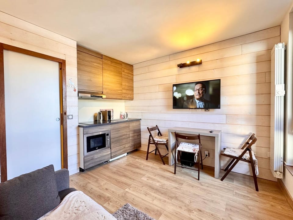 TV and multimedia, Kitchen or kitchenette, Dining area, microwave, oven, stove