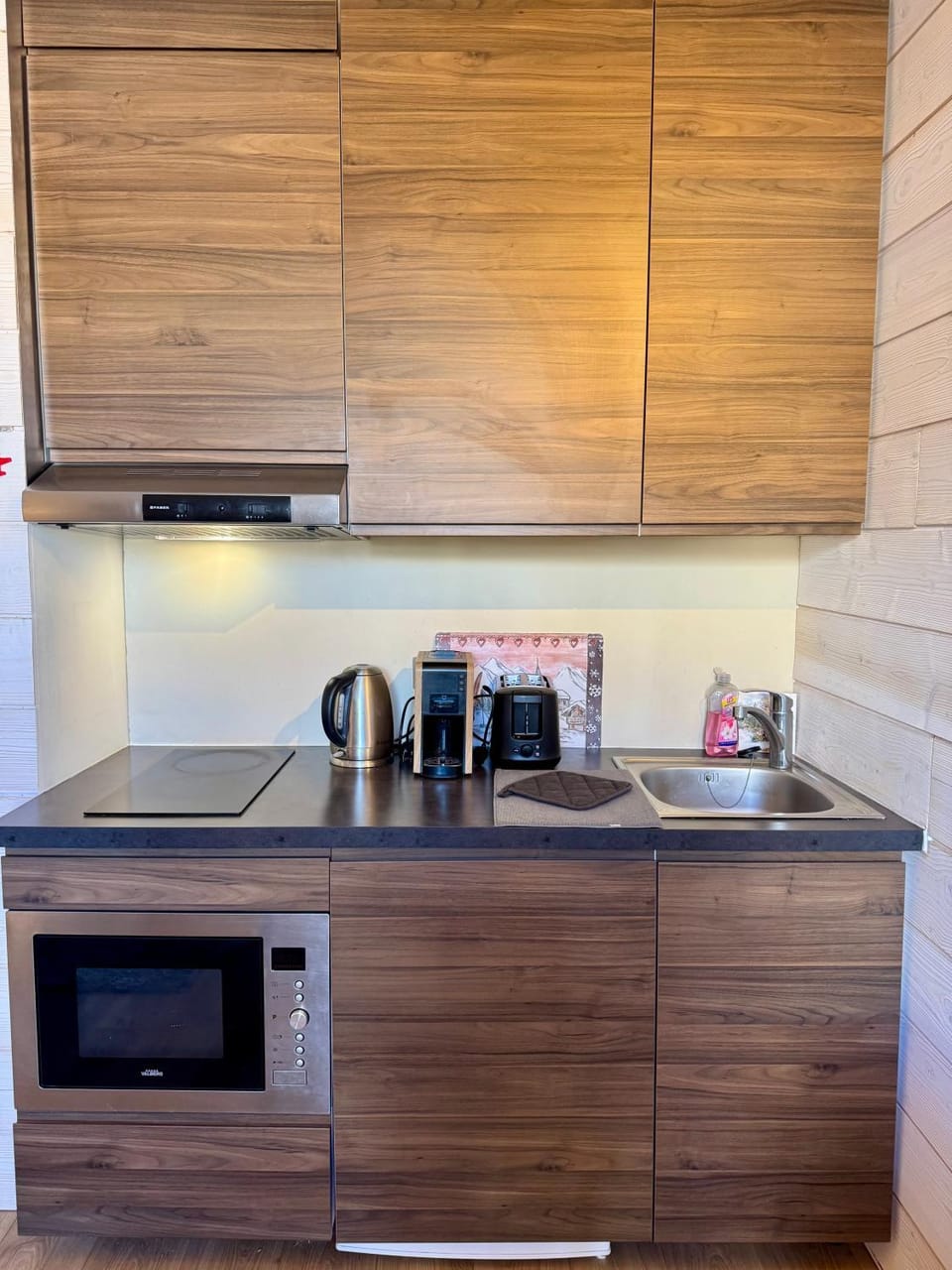 Coffee/tea facilities, Kitchen or kitchenette, oven, stove, toaster