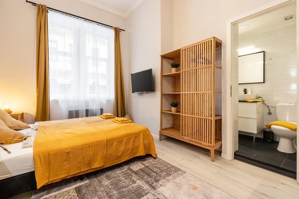 Toilet, TV and multimedia, Bedroom, towels