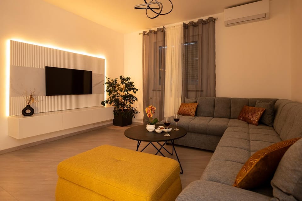 TV and multimedia, Living room, Seating area, air conditioner