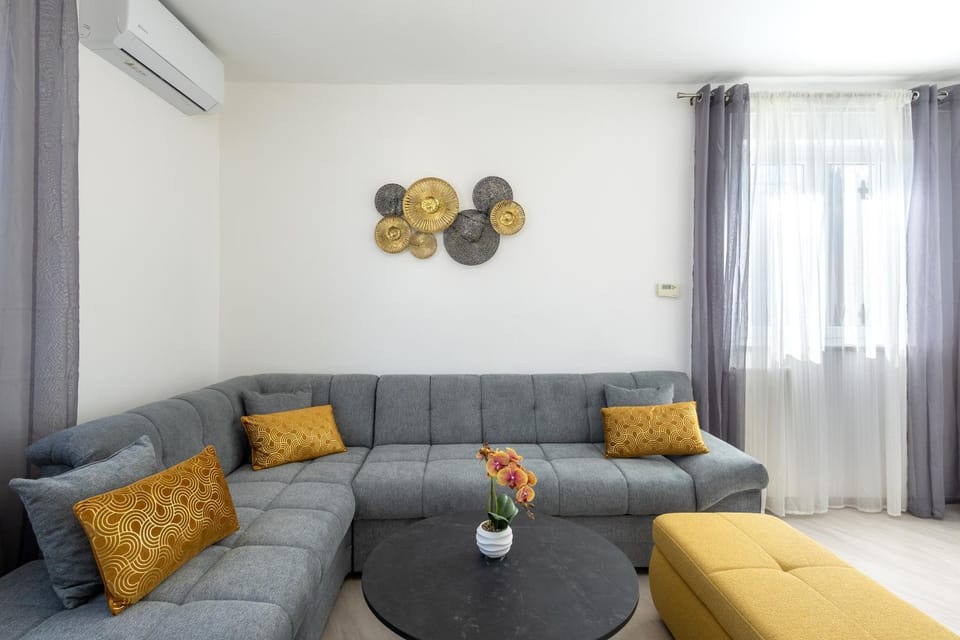 Living room, Seating area, air conditioner