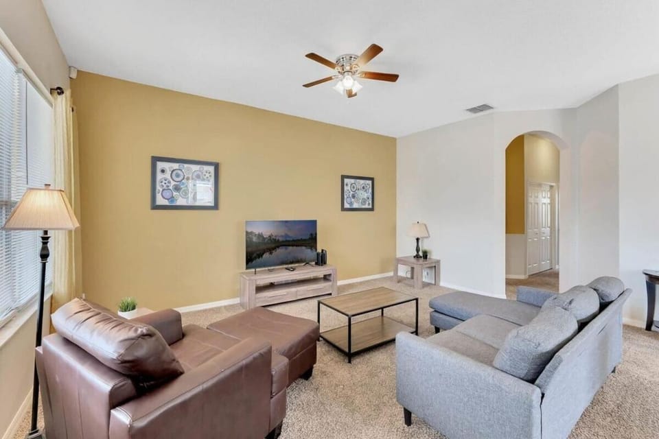 904 Lockbreeze Drive Davenpor 4 Beds Villa in Four Corners