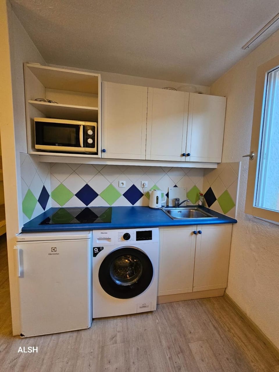 Kitchen or kitchenette, stove, washing machine