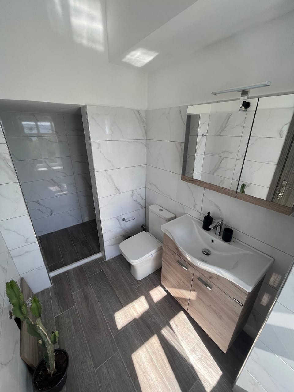 Shower, Toilet, Bathroom, towels