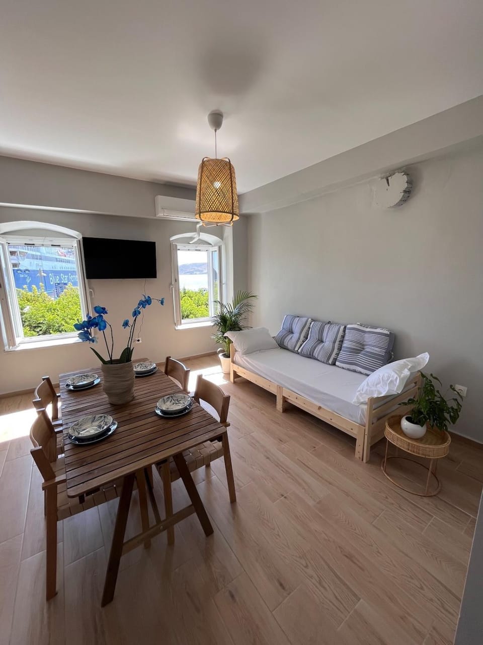 TV and multimedia, Living room, Photo of the whole room, Seating area, Dining area