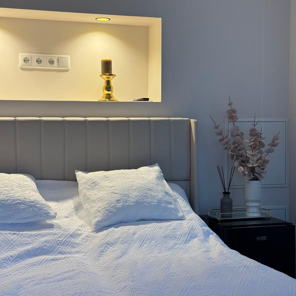 Photo of the whole room, Bedroom