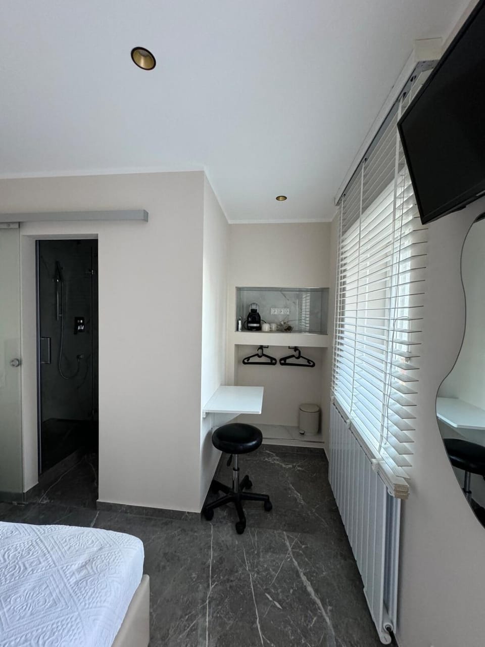 TV and multimedia, Photo of the whole room, Bedroom