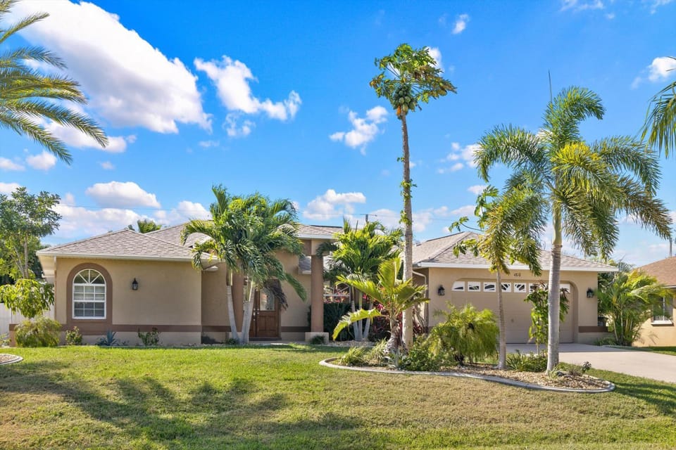 Pet & family friendly villa w/bikes, ping pong table & fenced yard! Villa Avery - SWFL Rentals Villa in Cape Coral