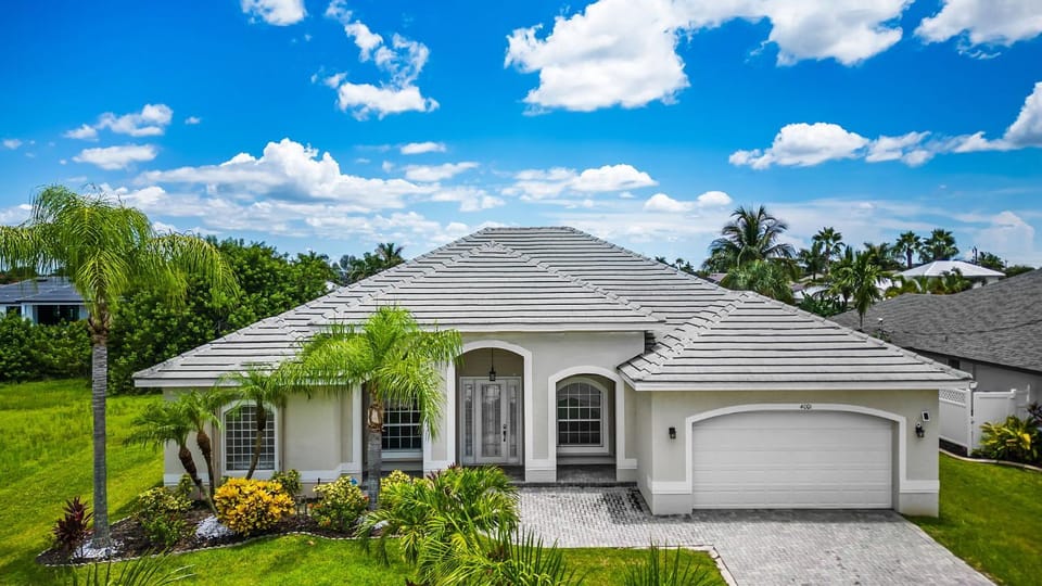 Gulf access villa w/hot tub & baby pool fence! Great for families! Villa Cecilia - SWFL Rentals Villa in Cape Coral