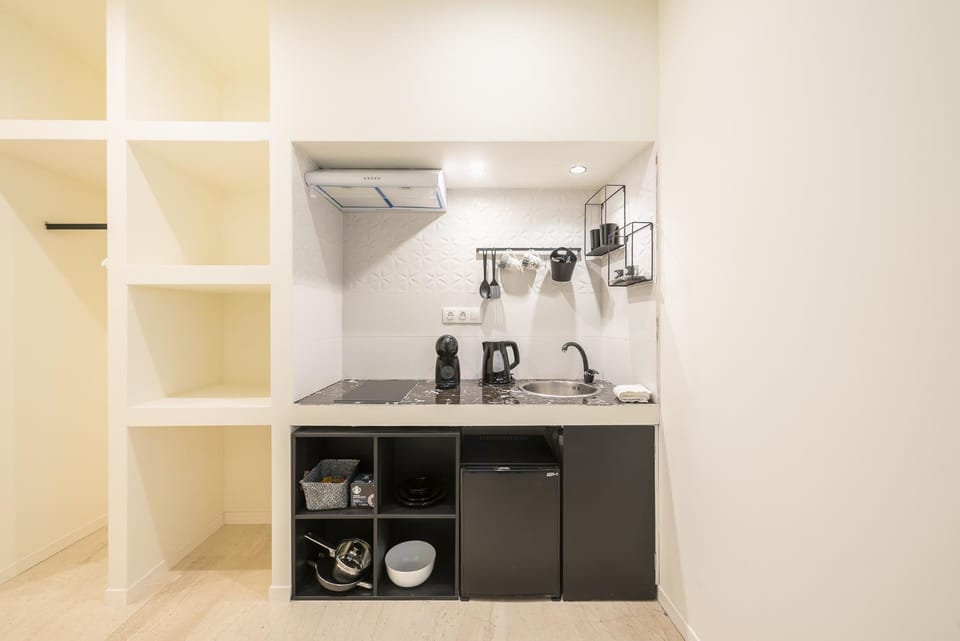 Coffee/tea facilities, Kitchen or kitchenette, stove