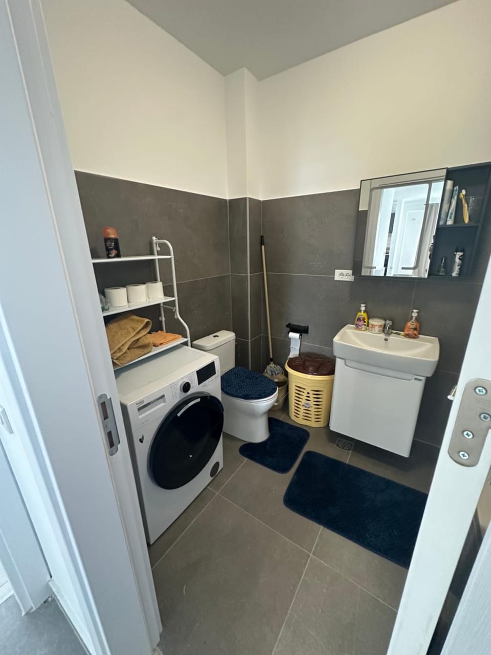Toilet, Bathroom, towels, washing machine
