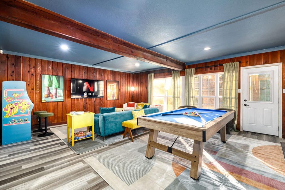 Sleeps 18 Basketball Court Heated Pool Games House in San Antonio