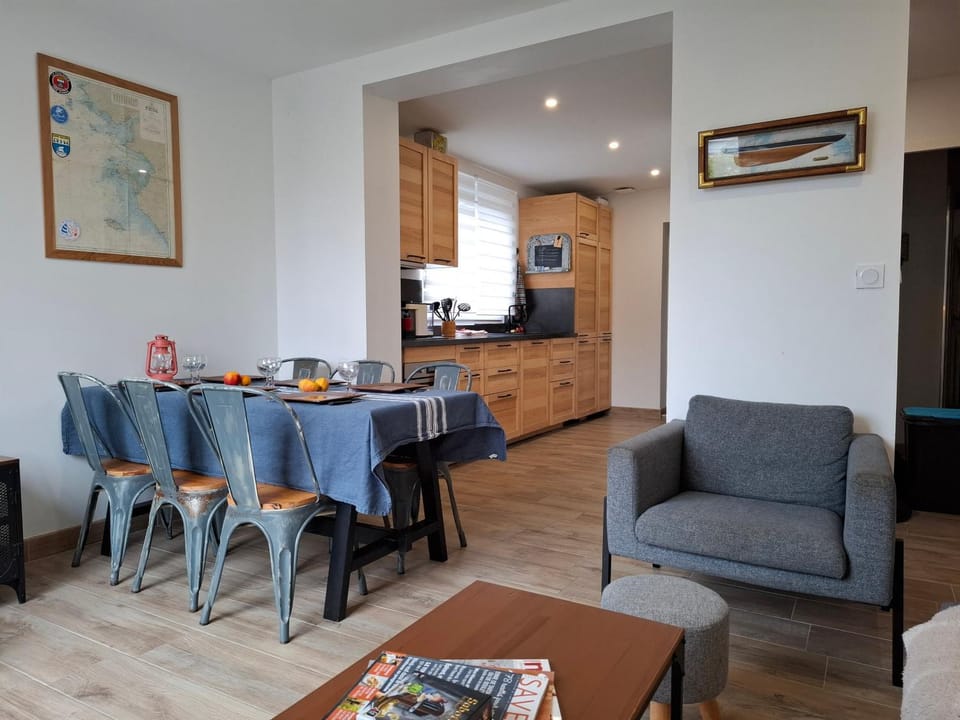 TV and multimedia, Kitchen or kitchenette, Living room, Seating area, Dining area