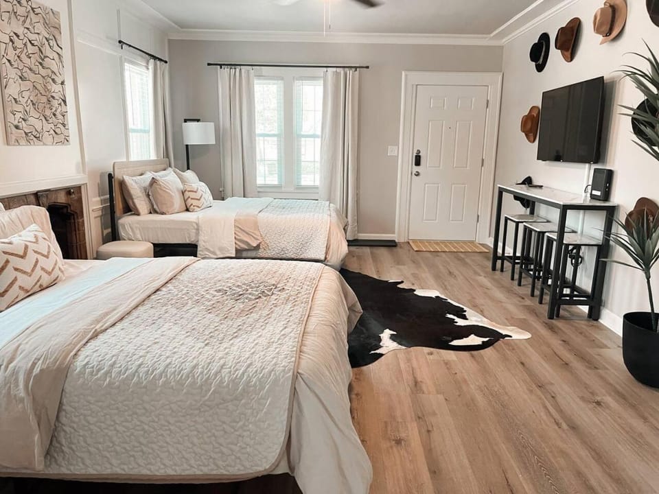 Abbott Retreat- 4min walk to TTU & 2 king beds House in Lubbock