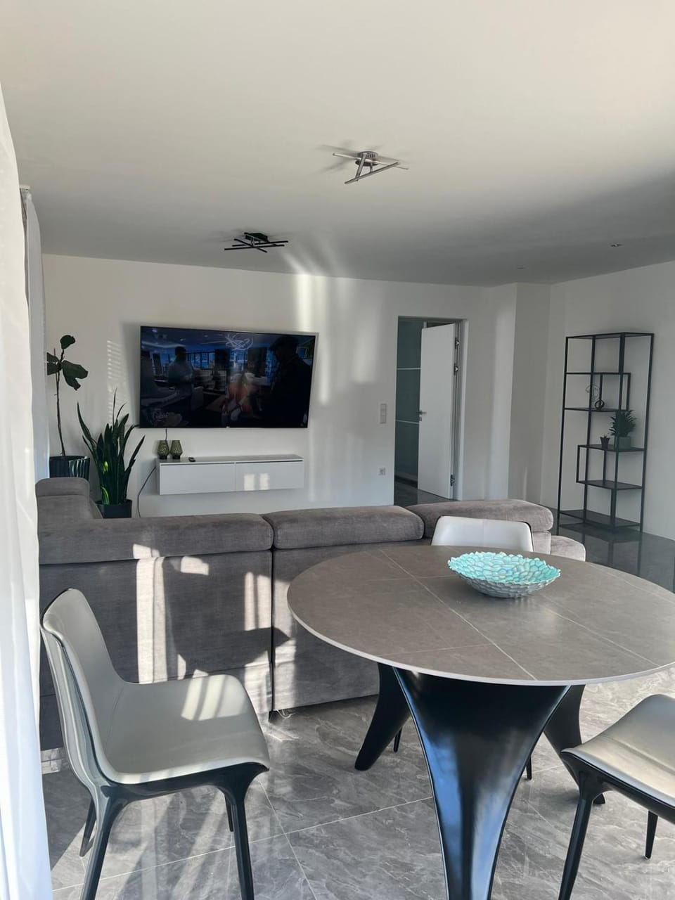 TV and multimedia, Living room, Seating area, Dining area