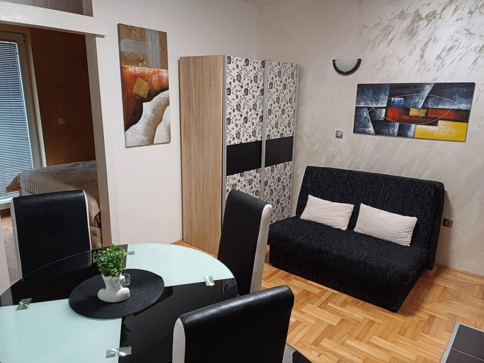 Bed, Living room, Photo of the whole room, Seating area, Bedroom